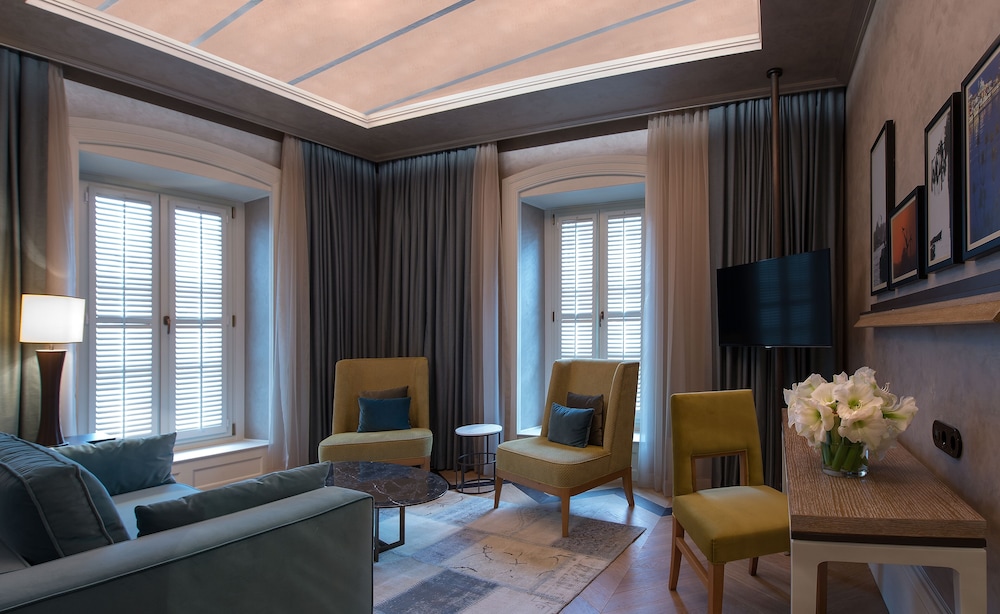 Superior Suite, 1 Queen Bed (Corner Suite)