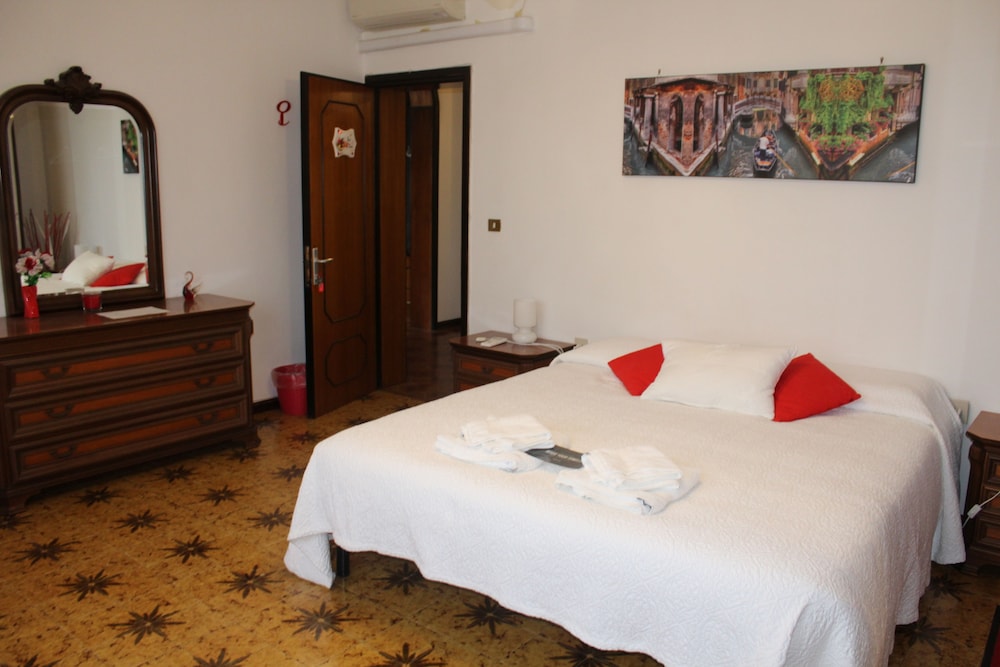 Basic Double Room, Shared Bathroom photo 2