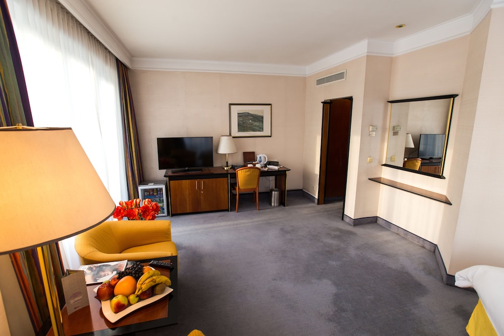 Deluxe Room, 1 King Bed photo 1