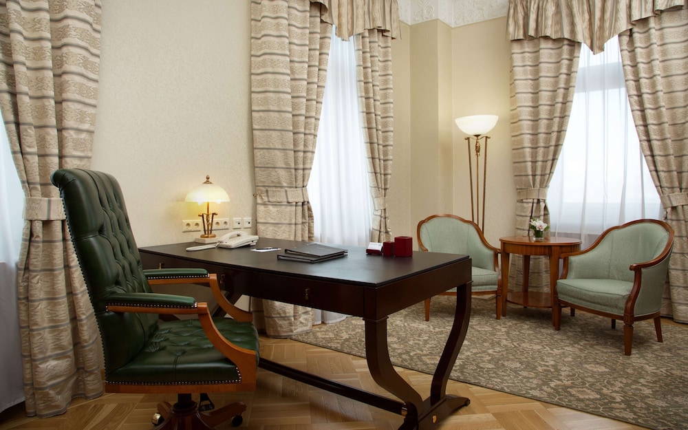 Suite, 1 King Bed (Ambassador) photo 3