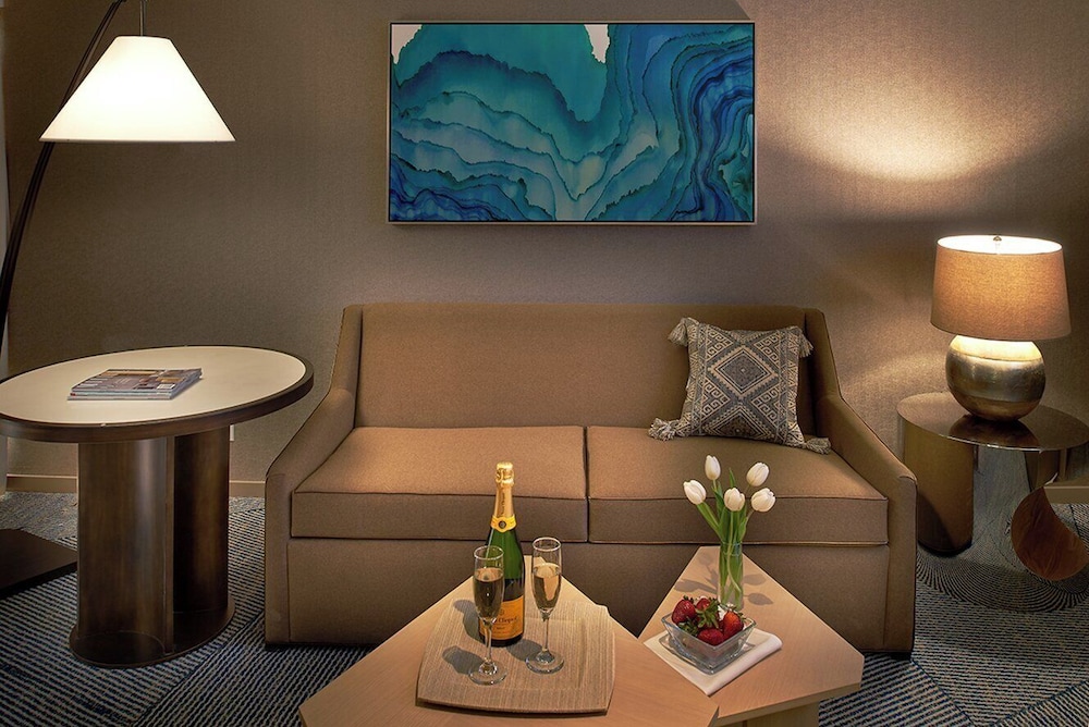 Suite, 1 King Bed, Corner (H1) - Photo 5