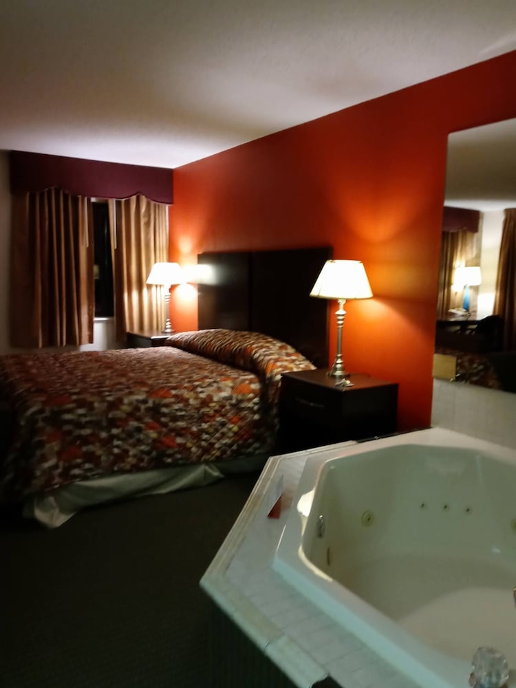 Room, 1 King Bed, Non Smoking, Jetted Tub photo 3