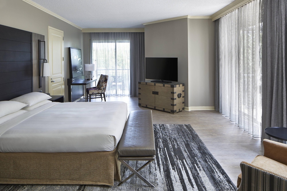 Club Room, 1 King Bed (Mobility/Hearing Accessible, Tub)