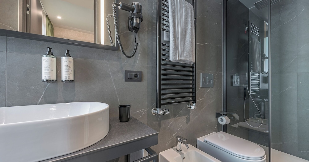 Deluxe Double Room, 1 Queen Bed, Balcony, Courtyard View photo 3