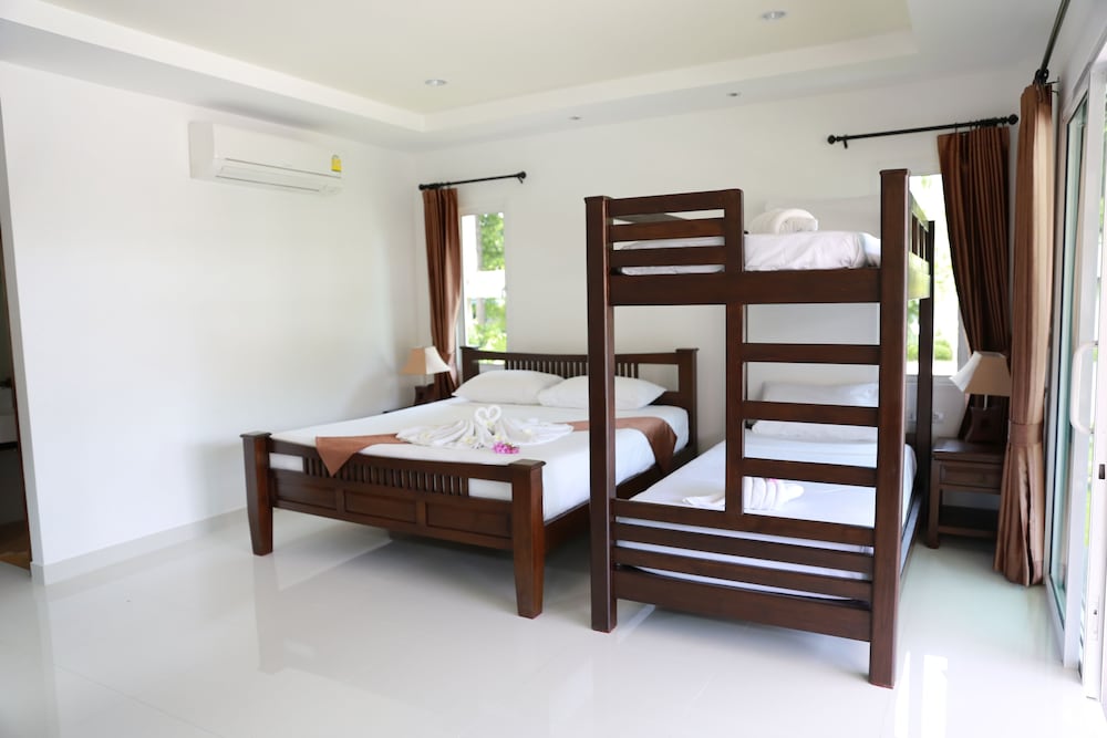 Grand Deluxe Family Suit Garden View photo 2