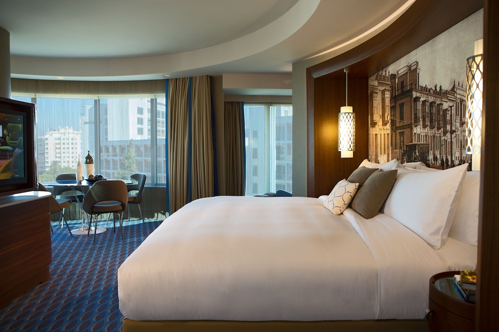 Executive Suite, 1 King Bed, Smoking