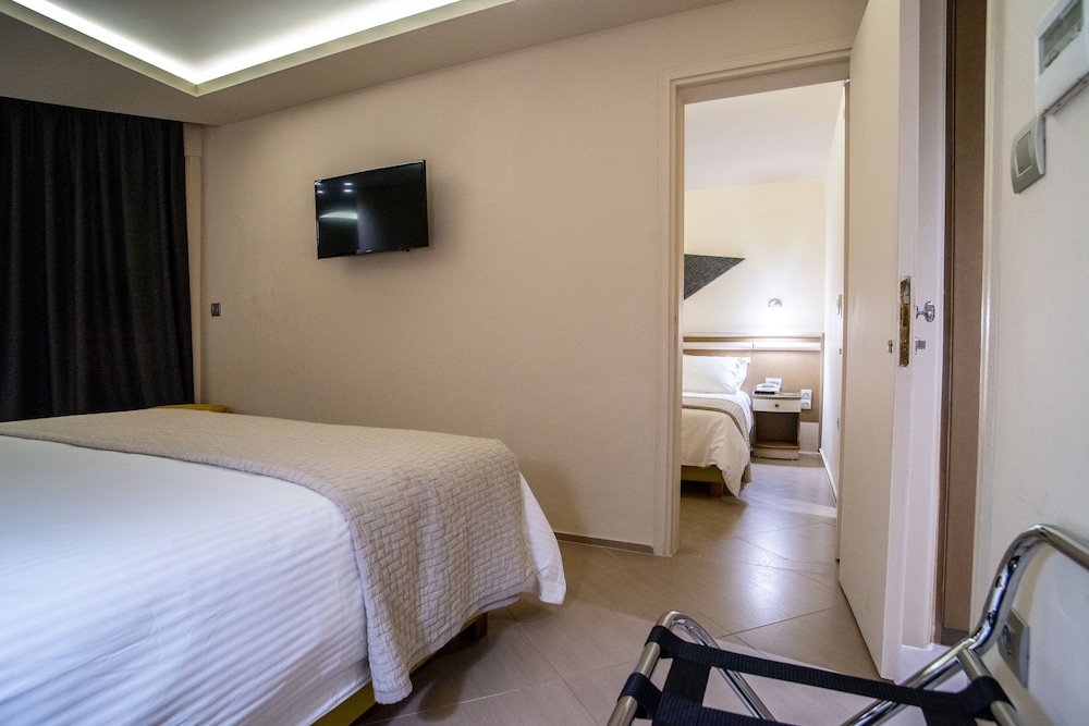 Family Room, Connecting Rooms, Partial Sea View thumbnail 5
