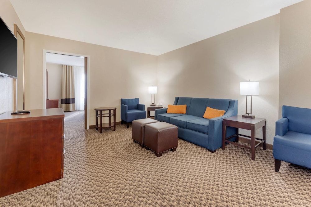 Standard Room, 1 King Bed, Non Smoking - Photo 4