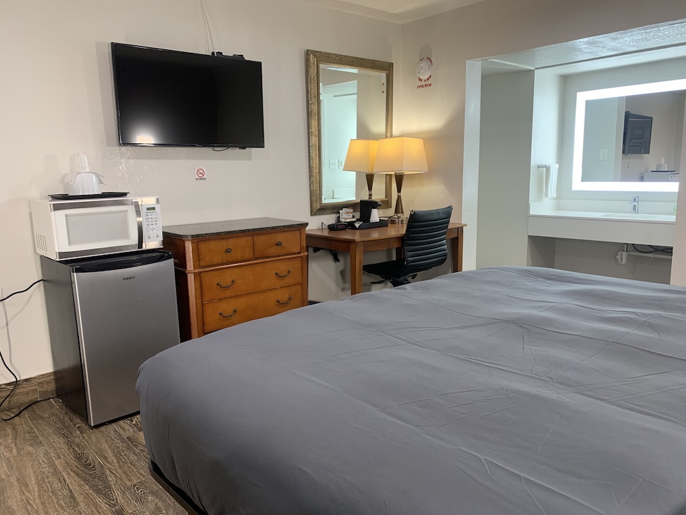 Standard Room, 1 King Bed, Non Smoking photo 2