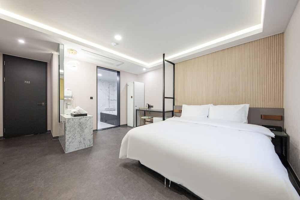 Royal Table / Free Ramyeon, Table, Air purifier, Styler, Netflix, Free Laundry & Dry, Free Amenities - Photo 5