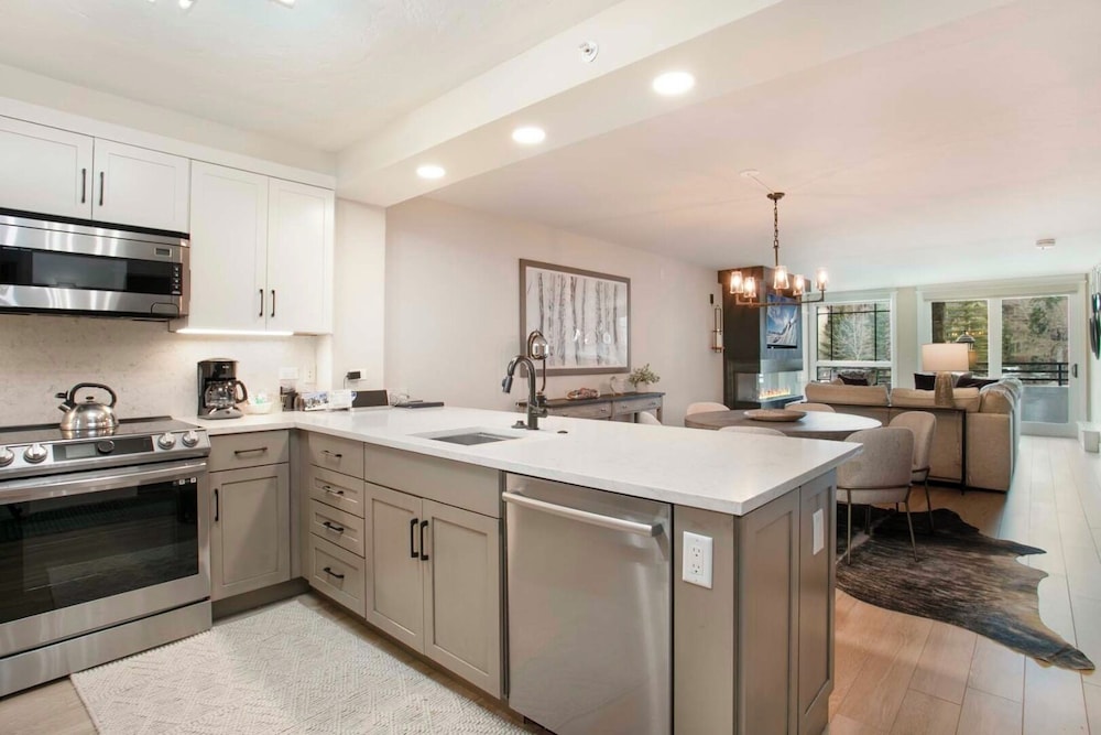 Condo, 2 Bedrooms 2 Bathrooms(Diamond 1000 Square Foot Condominium)