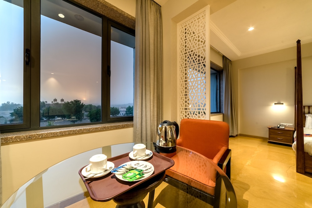 King Suite Room - Photo 4