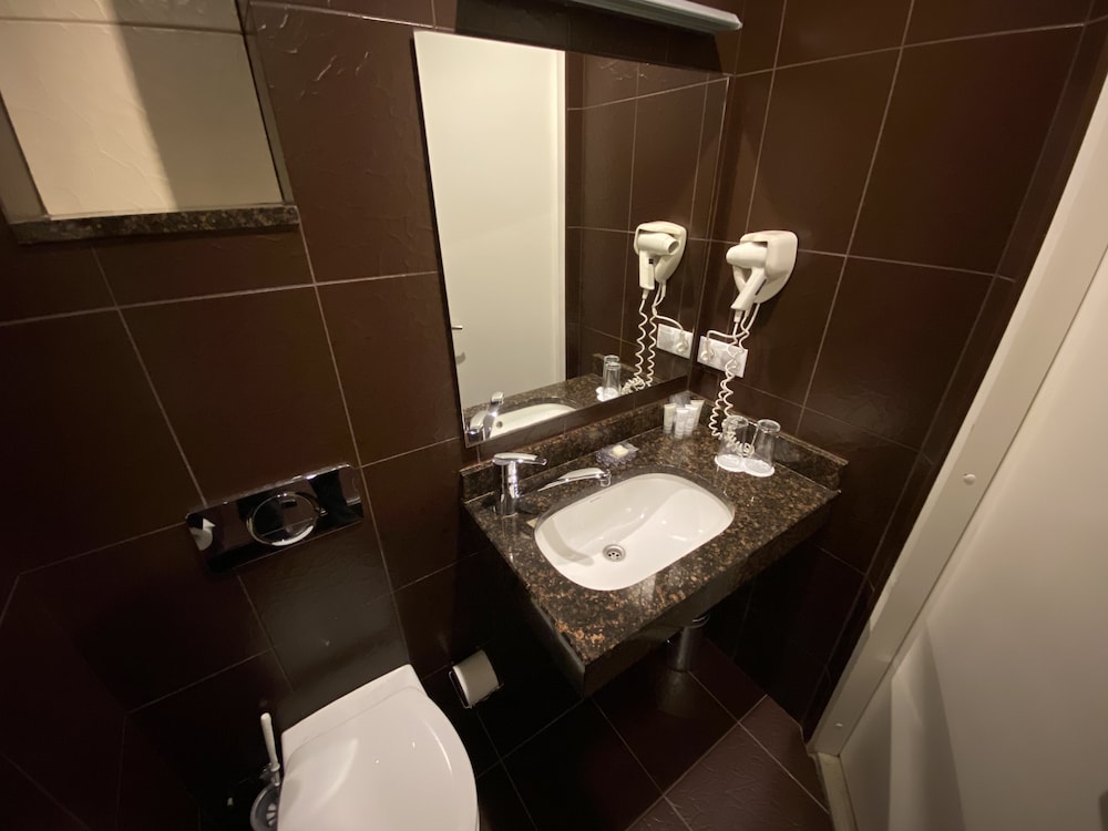 Standard Double Room - Photo 17