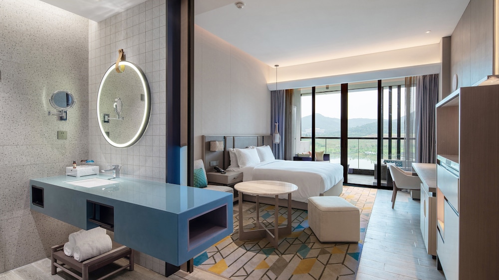 Standard Room, 1 King Bed, Lake View - Photo 3