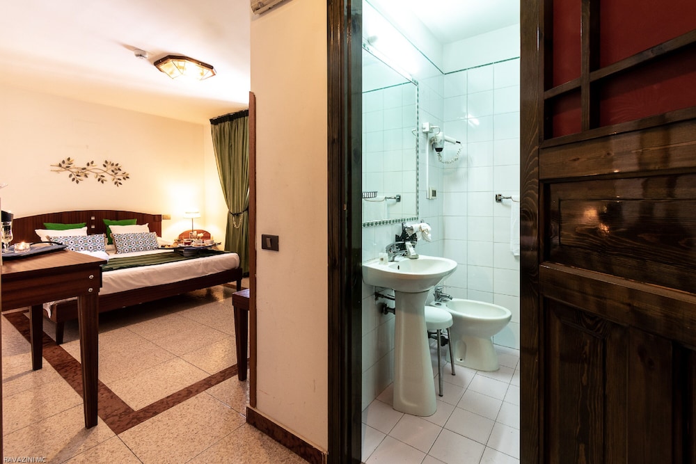 Economy Double or Twin Room (Street View) photo 1