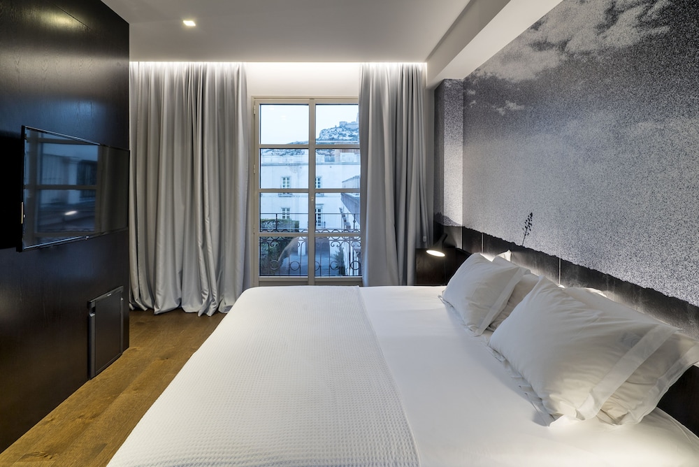Suite, Bathtub with Square view - Photo 8