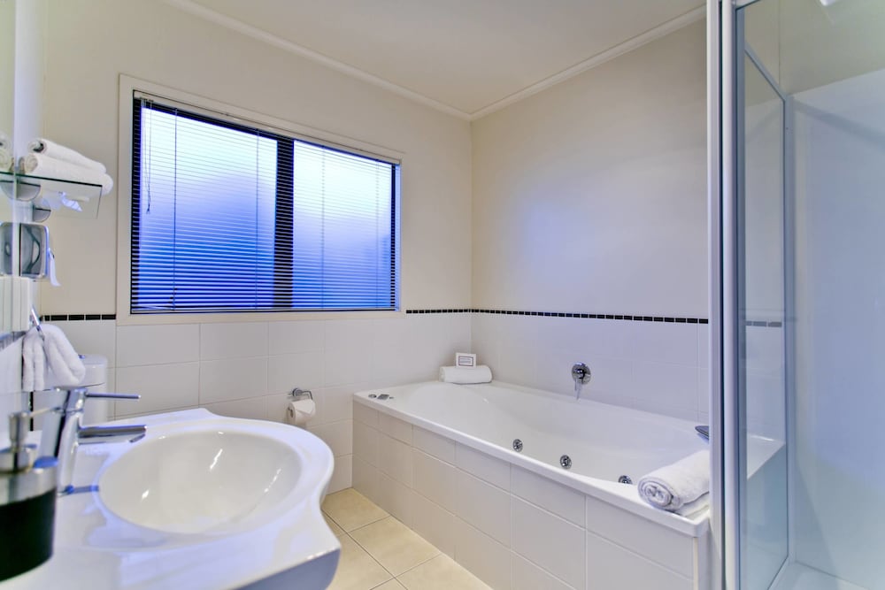 Superior Studio, Multiple Beds, Jetted Tub, Courtyard Area photo 3
