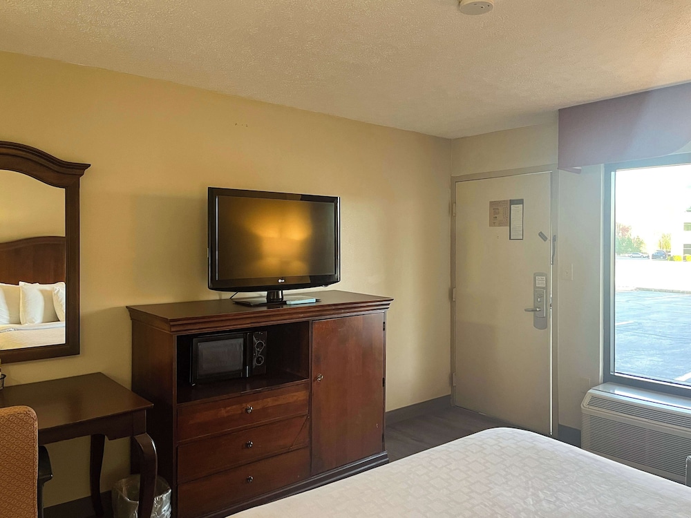 Deluxe Room, 1 Queen Bed, Smoking, Refrigerator & Microwave photo 3