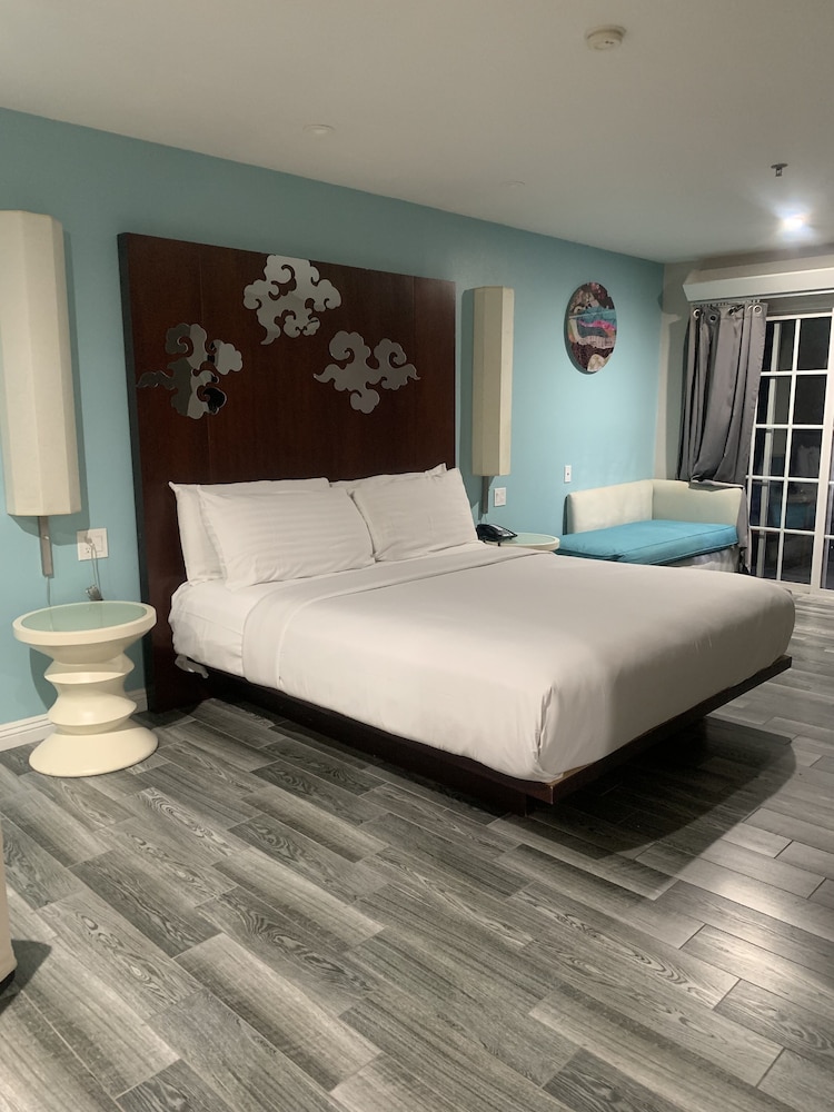 King Spa Suite w/ Private Balcony