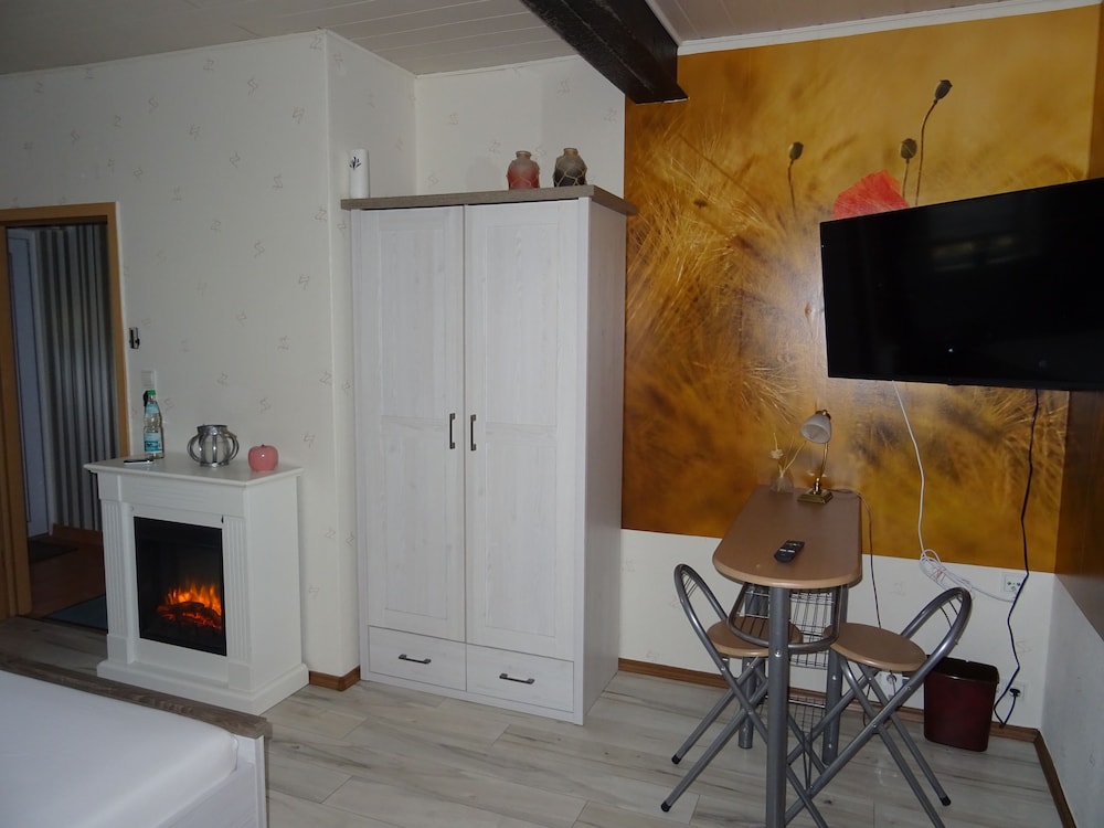 Premium Studio, 1 King Bed, Fireplace, Garden View photo 3