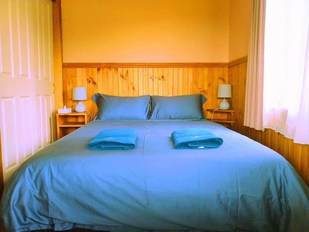 Two Bedroom Family Cottage with Country View Non Pet Friendly photo 2