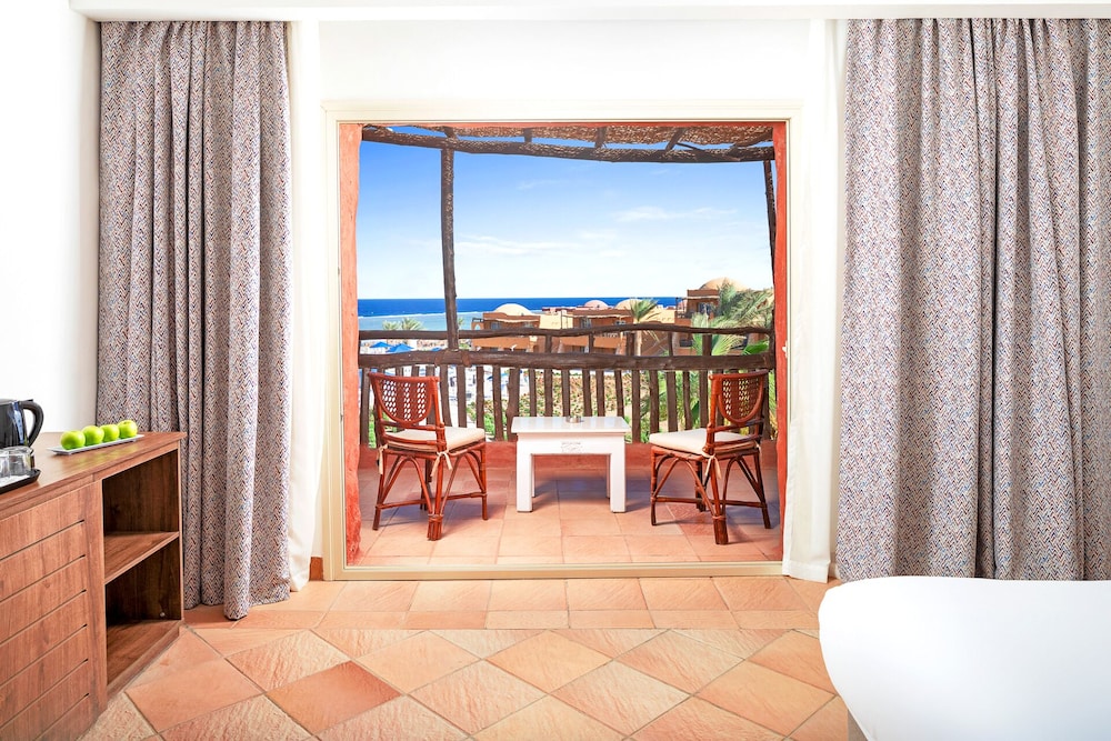 Superior Double or Twin Room, Sea View - Photo 2