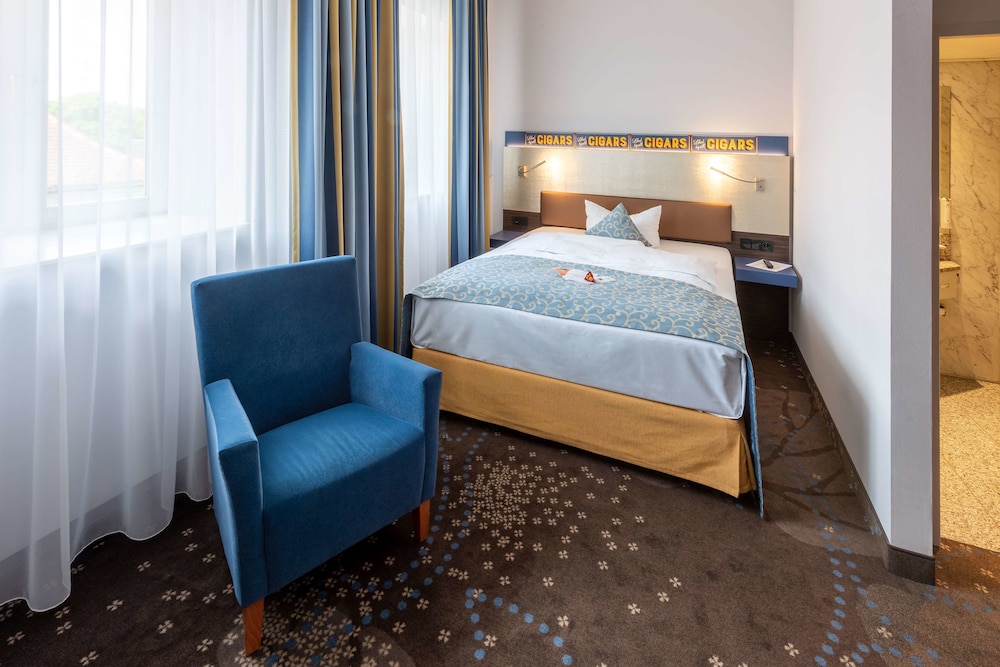 Comfort Room, 1 Queen Bed, Courtyard Area photo 2