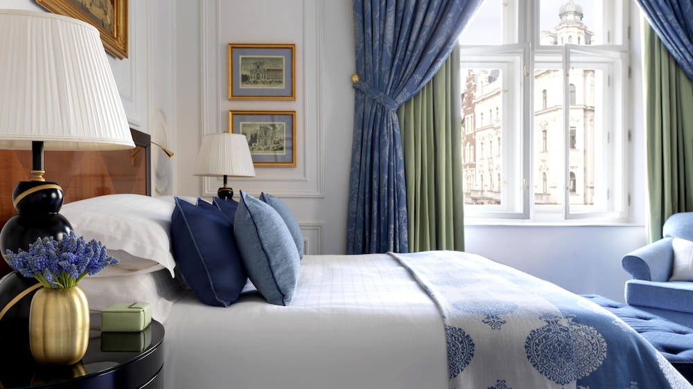 Grand Room, 1 King Bed, Non Smoking (Renaissance) thumbnail 5