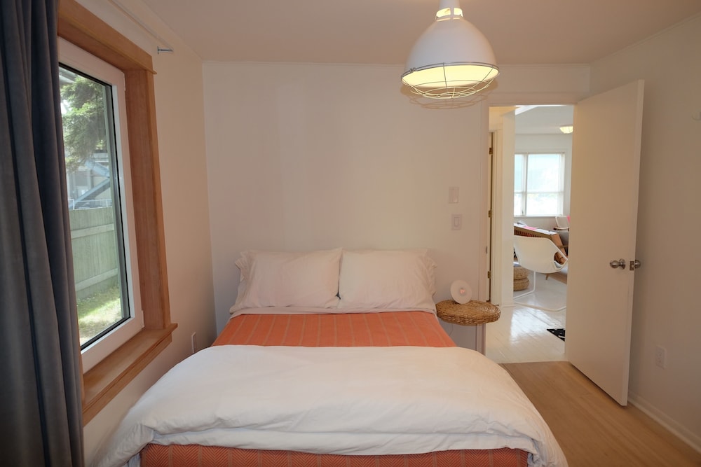 Design Double Room, 1 Double Bed, Shared Bathroom photo 3