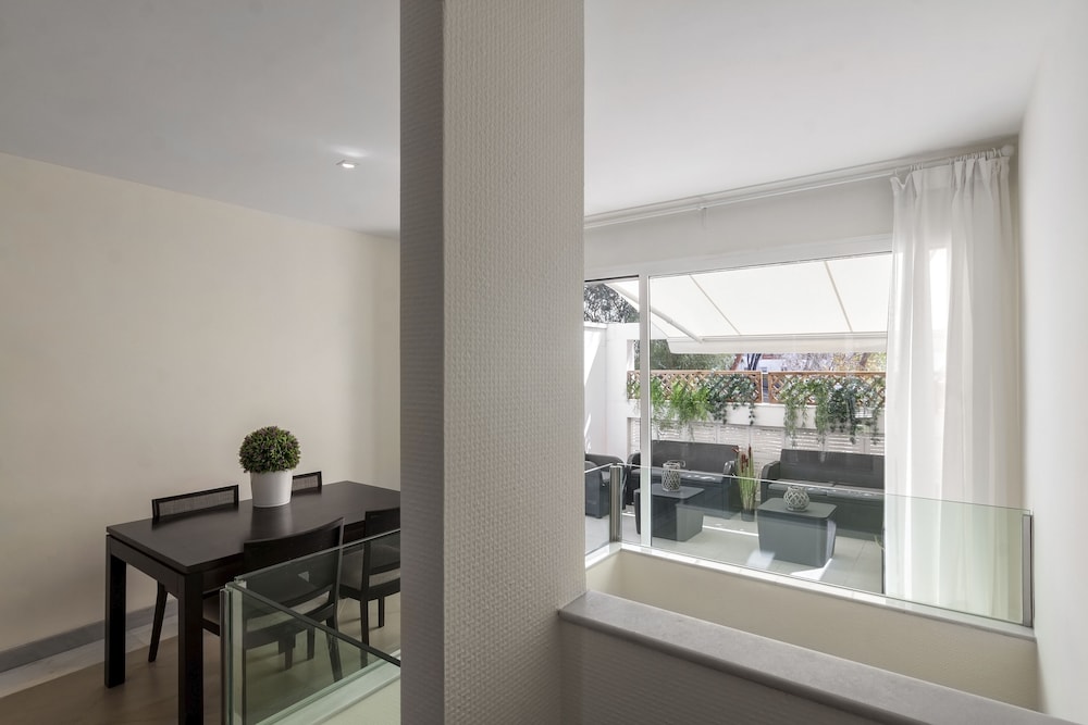 Standard Apartment, 3 Bedrooms, Terrace, Poolside photo 3