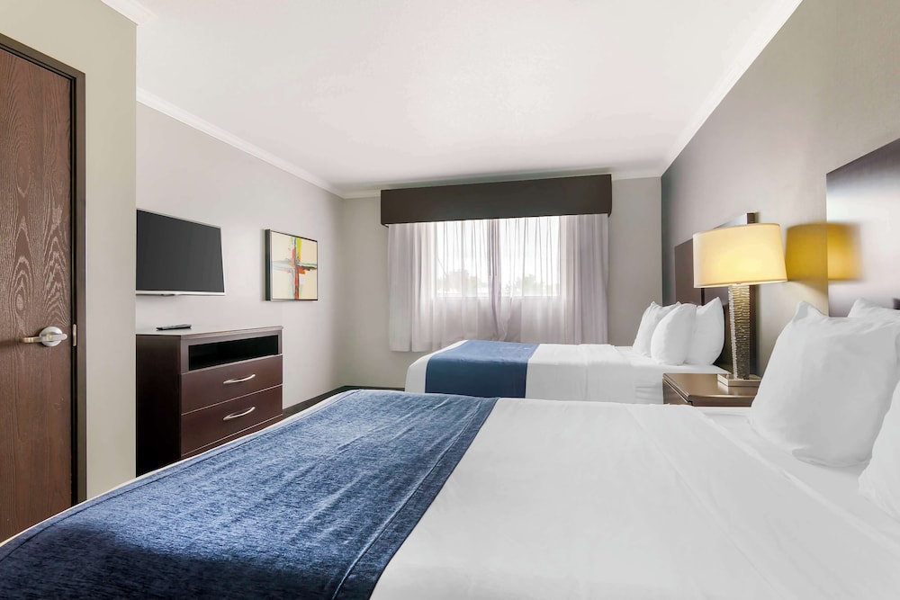 Standard Room, 2 Queen Beds, Non Smoking, Refrigerator & Microwave - Photo 3