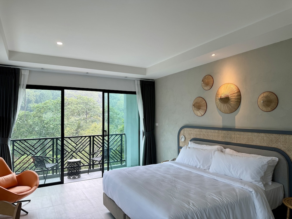 Premium Studio Suite, 1 King Bed, Pool View - Photo 1