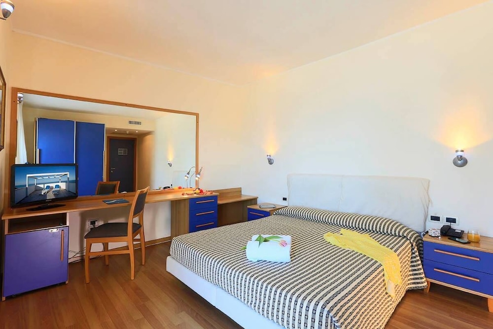 Classic Double Room, Balcony, Partial Sea View