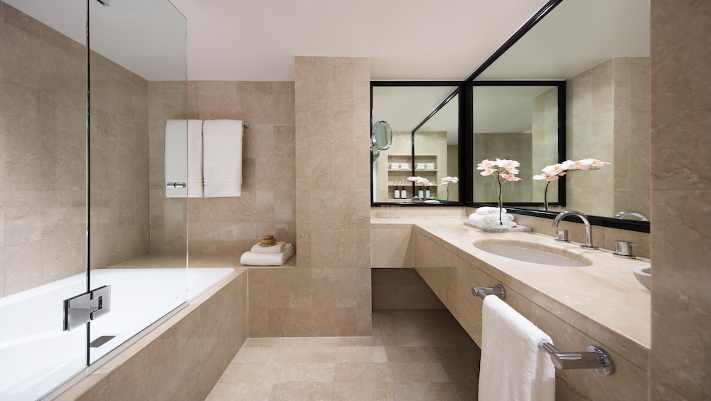 One Bedroom Full Harbour Club Suite thumbnail 5