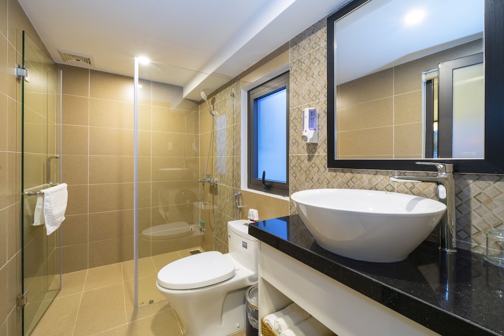 Deluxe Balcony With Courtyard View - Photo 4