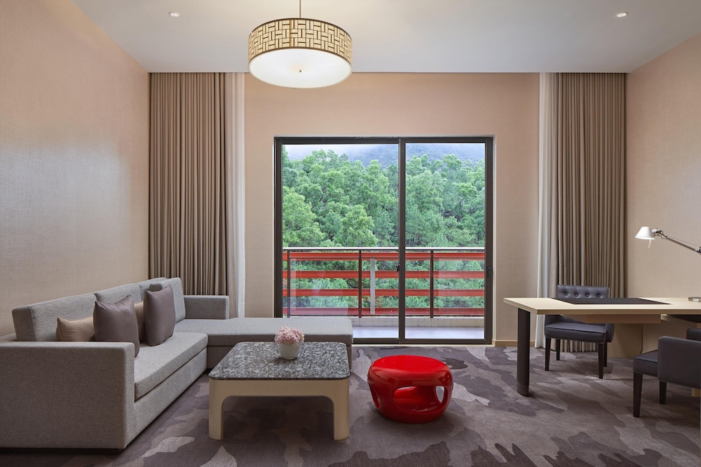 Junior Suite, 1 King Bed, Smoking, Mountain View (Balcony) photo 3