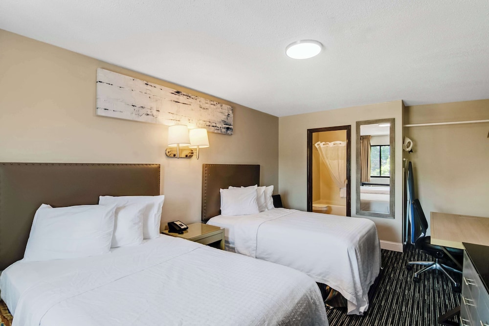 Room, 2 Queen Beds, Non Smoking - Photo 2