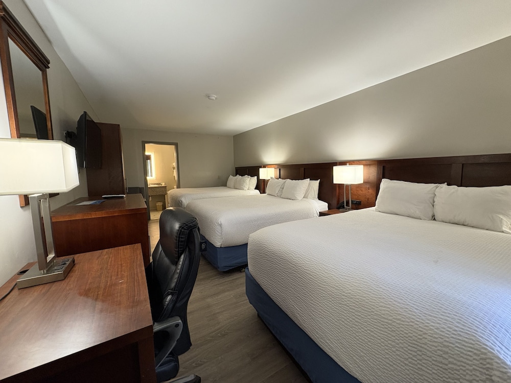 Room (3 Queen Beds Smoking) - Photo 2