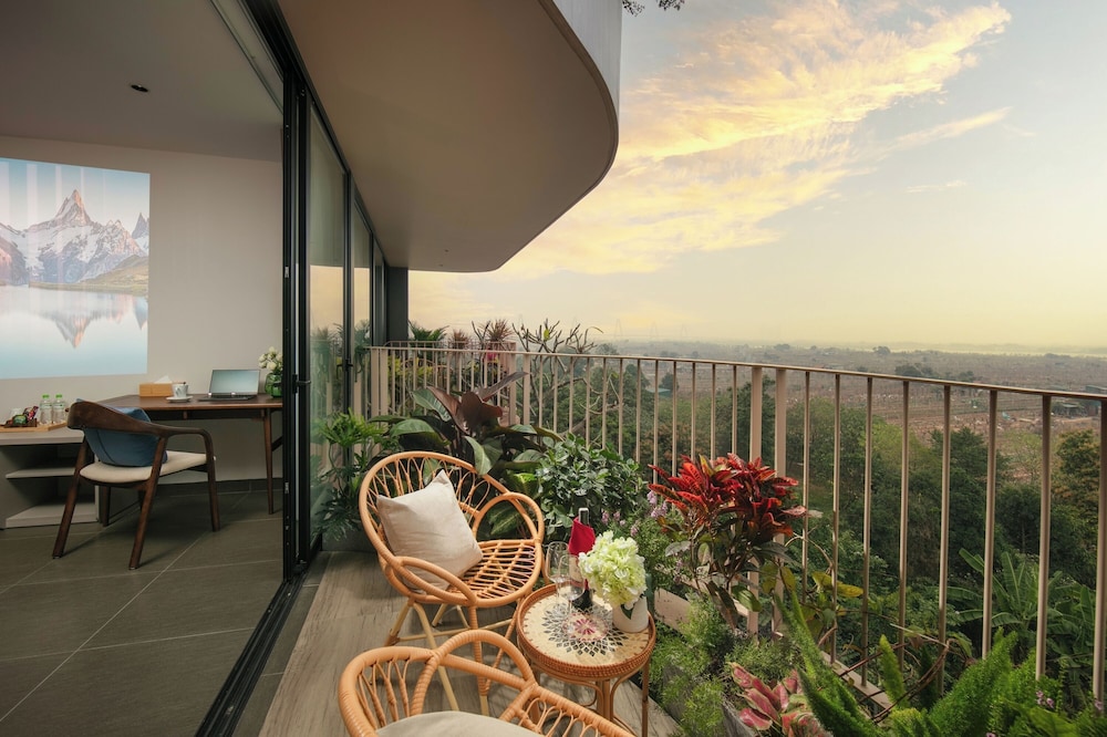 Signature Suite Double with Balcony, Garden View thumbnail 6
