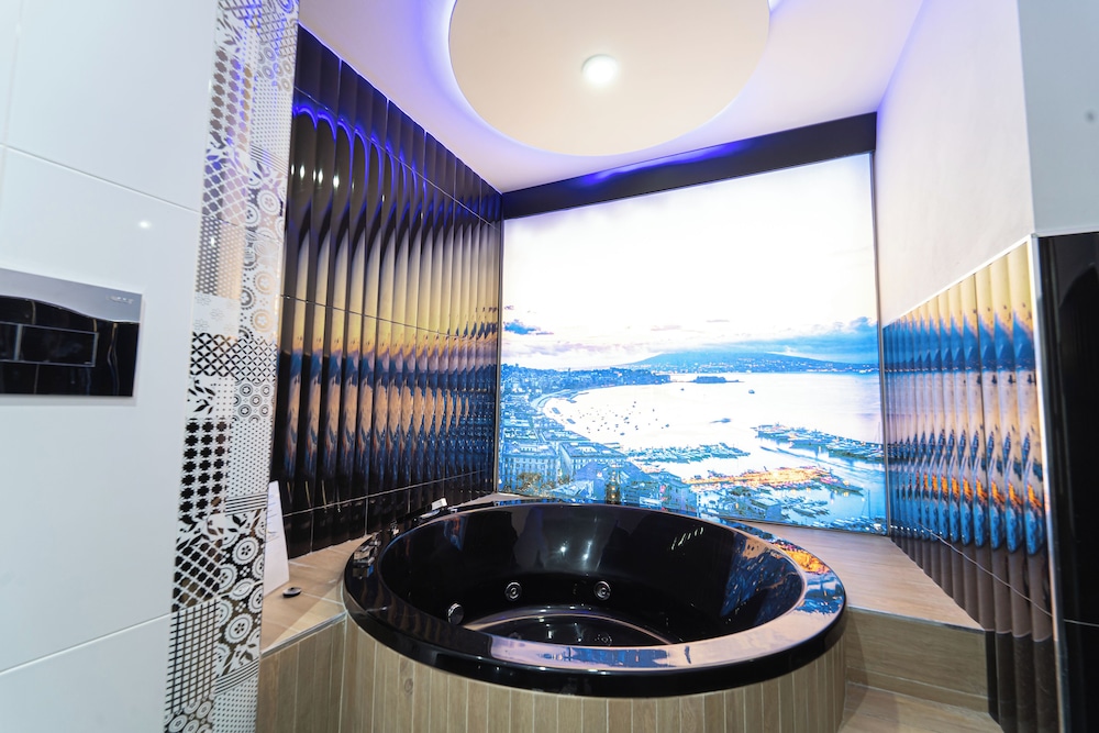 Luxury Suite with whirlpool bath, separate building market square