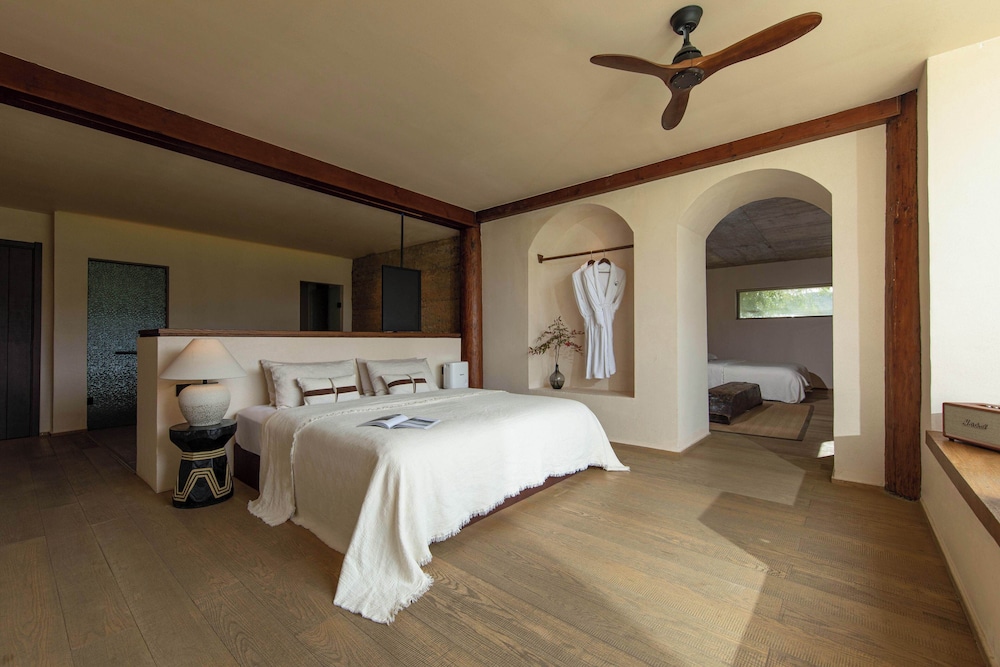 Superior Suite, Hill View