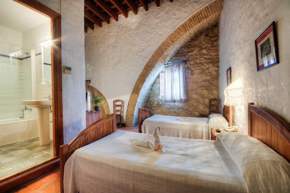Double or Twin Room - Photo 5