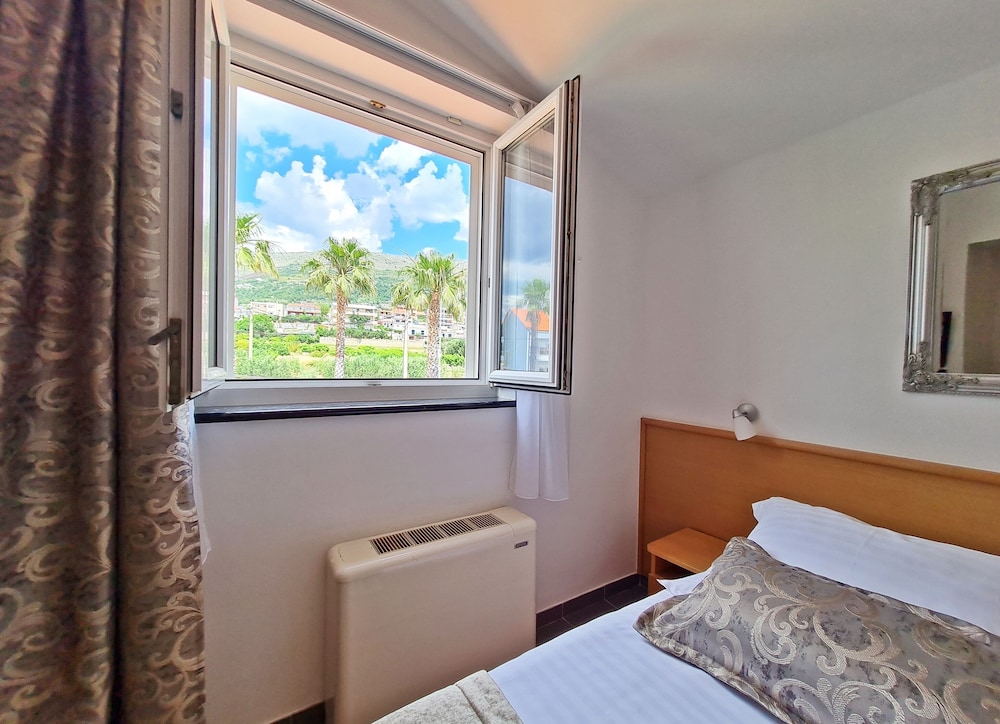 Standard Suite, 2 Bedrooms, Partial Sea View photo 3