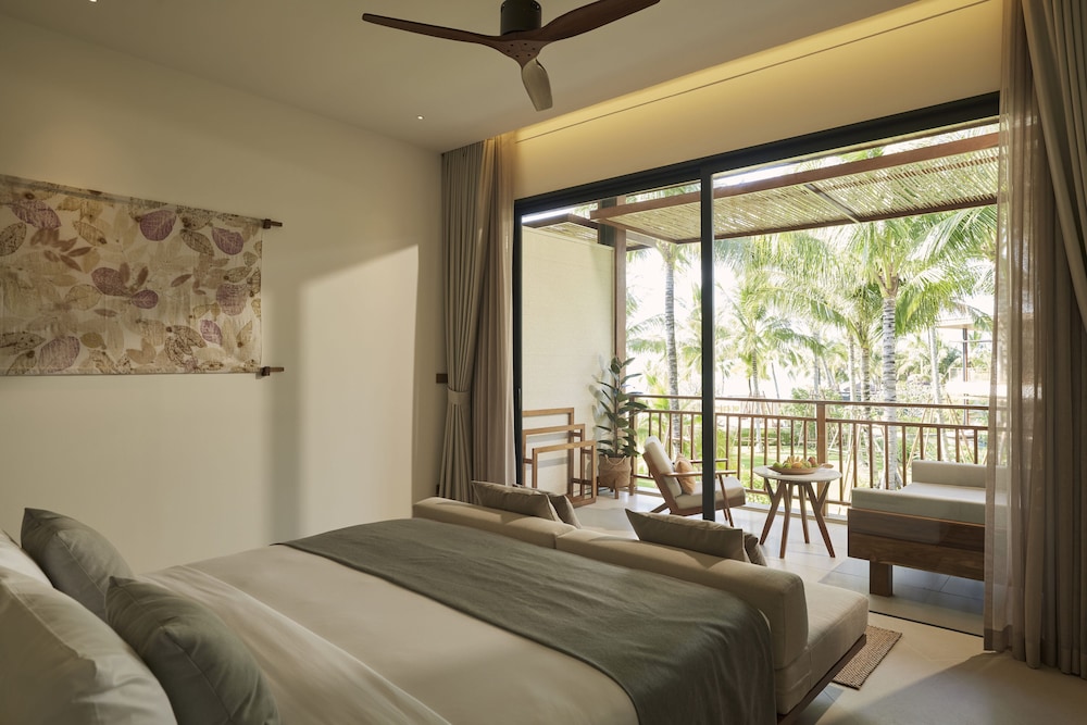 Deluxe Room, 1 King Bed, Balcony - Photo 1