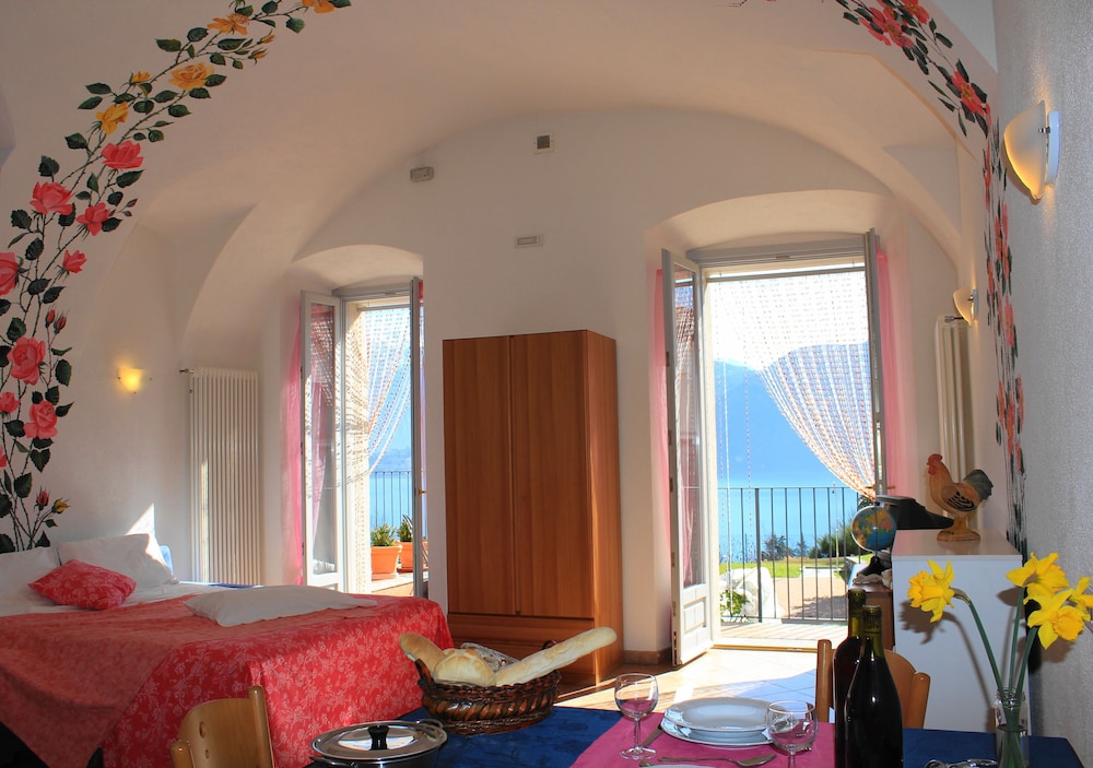 Studio, Lake View