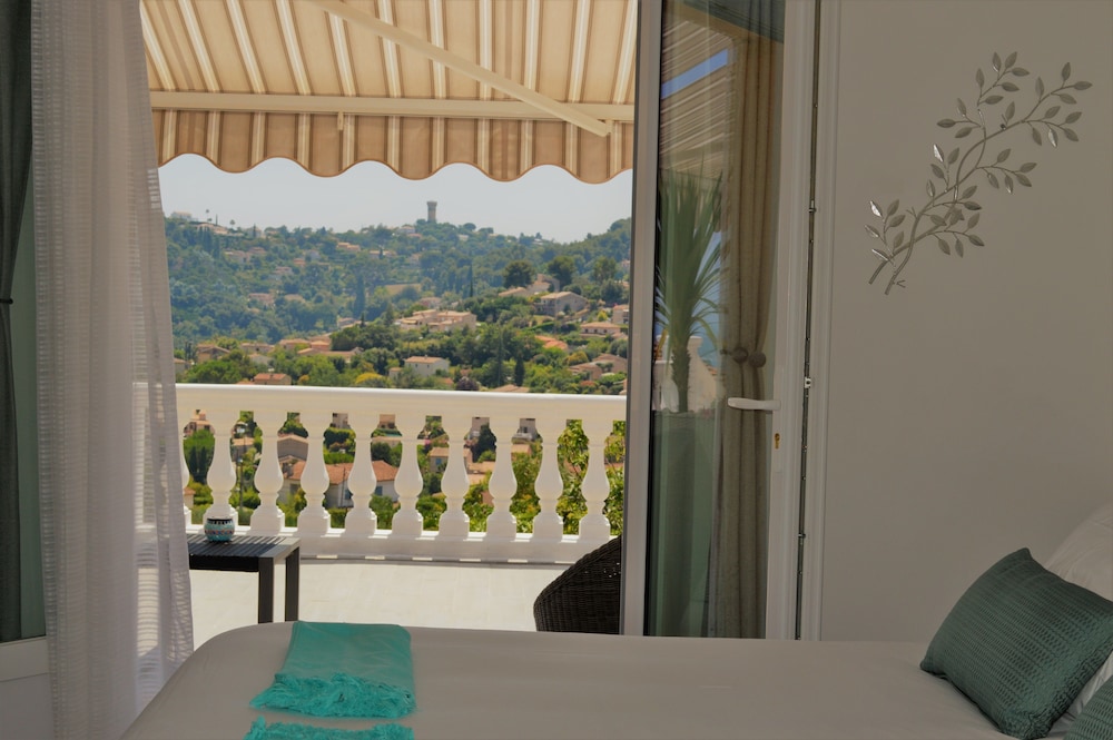 Deluxe Double Room, 1 Queen Bed, Terrace, Partial Sea View photo 2