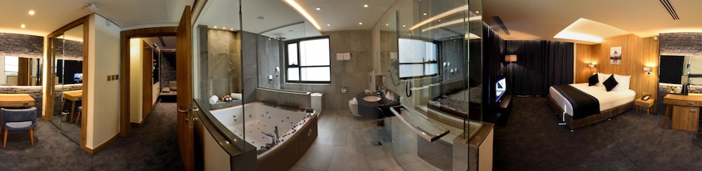 Suite (Monarch)