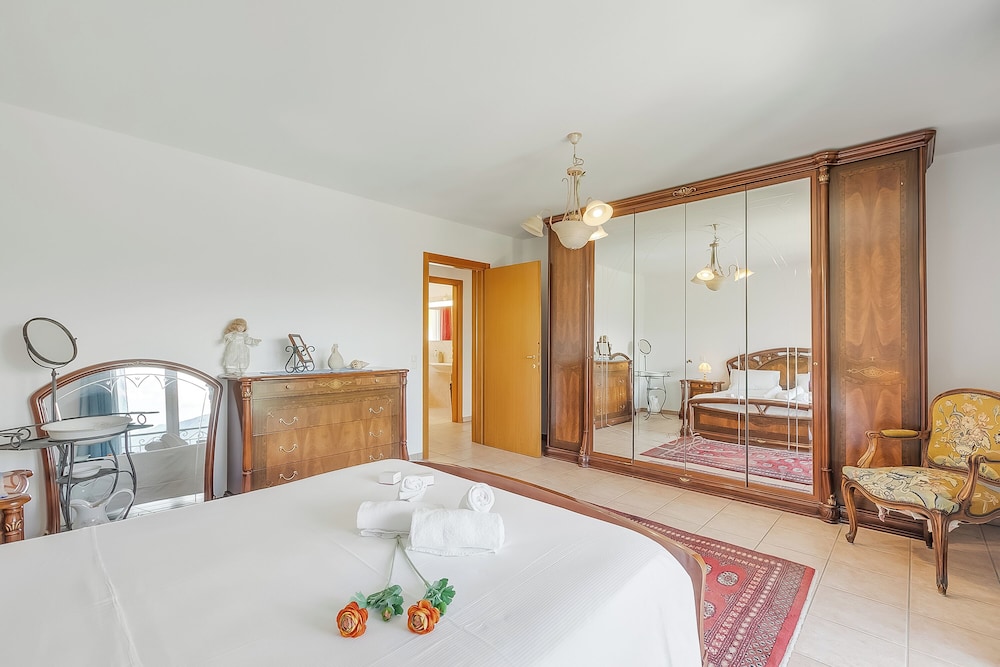 Family Apartment, Multiple Bedrooms, Mountainside (Gambarogno Vista Bella 2) photo 1