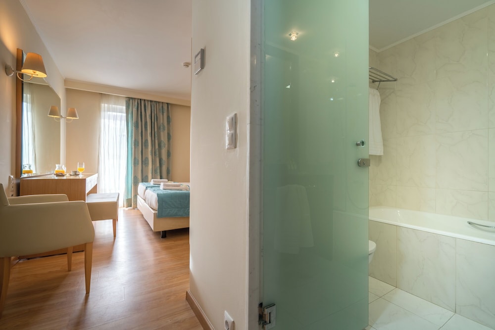 Standard Room (2 Adults + 2 Children) photo 2