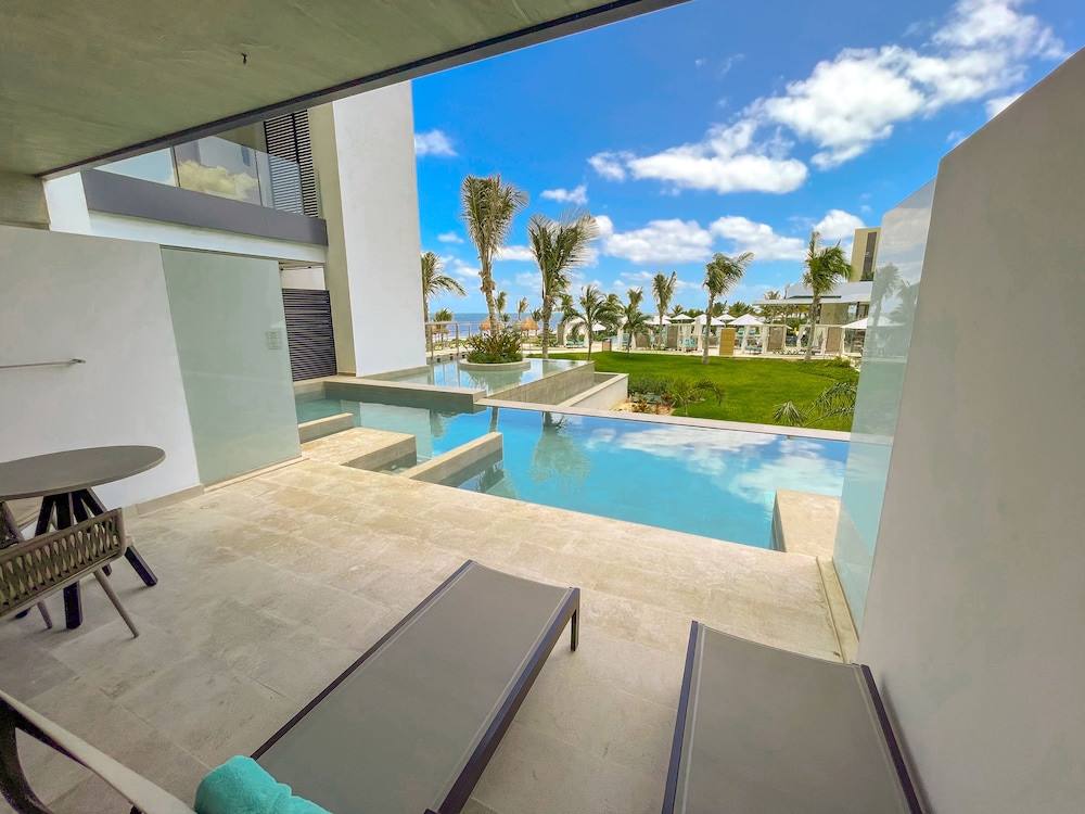 Serenity Club Swim Out Partial Ocean View King Bed Junior Suite